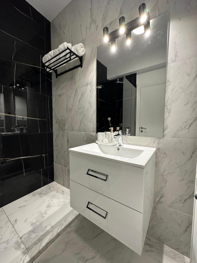 Studio303 By Allegio: Mamaia's Seaside Luxury Near Finest Clubs & Beaches Apartment Mamaia