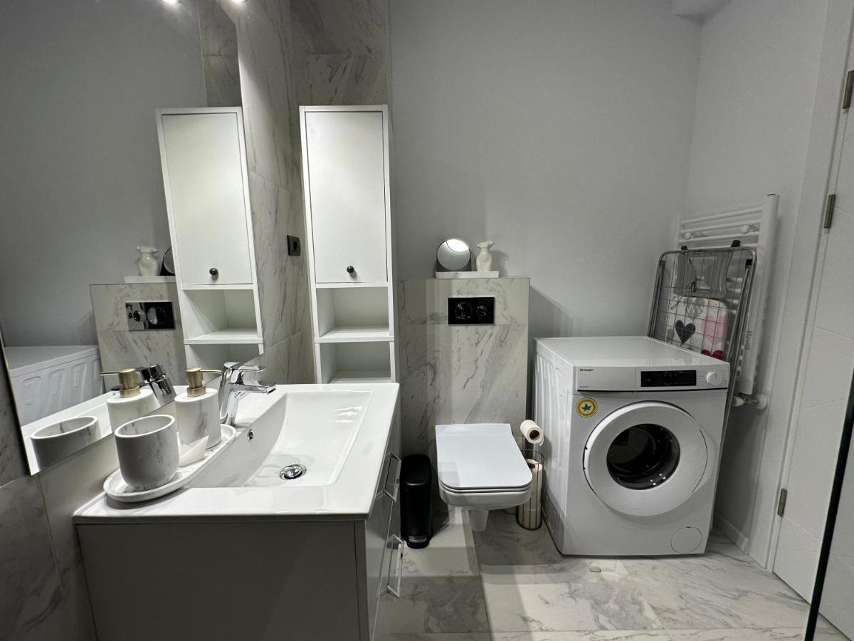 Apartment Studio303 By Allegio: Mamaia's Seaside Luxury Near Finest Clubs & Beaches Mamaia