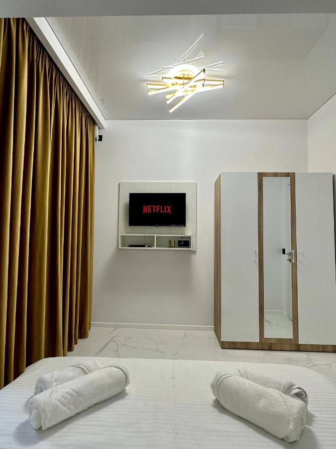 Studio303 By Allegio: Mamaia's Seaside Luxury Near Finest Clubs & Beaches Apartment *